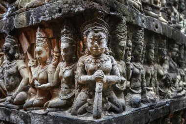 Teras, cüzzamlı Kral, Angkor Wat, Kamboçya yakın ayrıntı Siem Reap fil temple yakınındaki duvar kısma kadar. Antik apsara dansçılar görüntüsünü