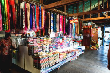 güzel ve renkli ipek ve pamuk Hint tulum Kamboçyalı Dükkanı pazar ahır Hediyelik eşya satılan