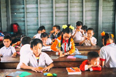 Siem Reap, Kamboçya - 21 Ocak 2015: kayan Köyü göl Tonle Sap üzerinde sınıf okulda Kamboçyalı öğrenci
