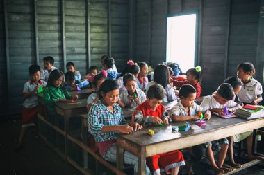 Siem Reap, Kamboçya - 21 Ocak 2015: kayan Köyü göl Tonle Sap üzerinde sınıf okulda Kamboçyalı öğrenci