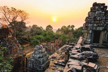 Phnom Bakheng, antik Kamboçya Siem Reap'harap tapınak günbatımı