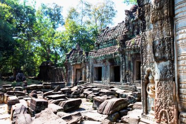 Antik Tapınak Preah Khan şaşırtıcı Angkor, Siem Reap, Kamboçya için giriş. Gizemli Preah Khan yağmur ormanları arasında yer alır. Arka plan mavi gökyüzünde. Esrarengiz Angkor popüler bir turistik 's.