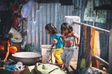 Sihanoukville, Kamboçya - 18 Ocak 2015: Kamboçya çocuklar oyun gecekondu Köyü yakınındaki Otres Beach Sihanoukville, Kamboçya'da