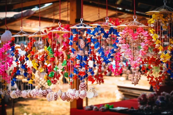 Barraca Mercado Decoração Brilhante Multi Colorido Com Muitas Conchas Caracóis — Fotografia de Stock