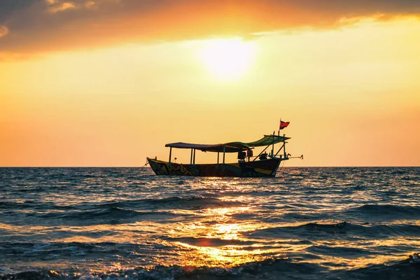 Knallroter Sonnenuntergang Strand Mit Fischerboot Kambodscha Sihanoukville Sonnenstrahl — Stockfoto