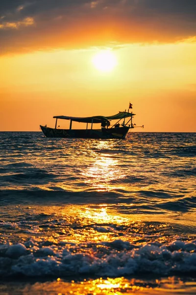 Knallroter Sonnenuntergang Strand Mit Fischerboot Kambodscha Sihanoukville Sonnenstrahl — Stockfoto