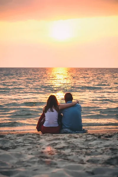 Sihanoukville, Kamboçya - 18 Ocak 2015: seven erkek ve dişi sarılma ve Paradise Beach Otres Sihanoukville, gün batımını izlemek oturan heteroseksüel Çift