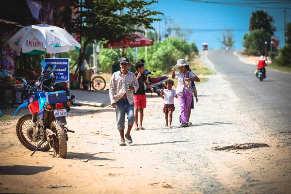 Sihanoukville Καμπότζη Ιανουαρίου 2015 Καμποτζιανά Παιδιά Παίζουν Παραγκούπολη Χωριό Κοντά — Φωτογραφία Αρχείου