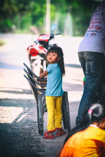 シアヌークビル カンボジアのオートレ ビーチ近くのスラム街の村でシアヌークビル カンボジア 2015 カンボジアの子供たちが遊ぶ — ストック写真