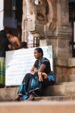 Varkala, Hindistan - 07 Şubat 2016: Thiruvananthapuram, Hindistan - Padmanabhaswamy tapınak Tanrı Vişnu içinde ön planda tutuldu Dravidian tarzı ve müdür yapıldı. Hintli kadın merdivenlerde oturur