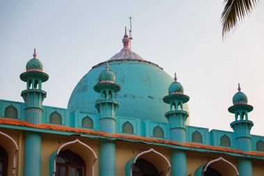 Varkala Odayam Beach, Kerala, Hindistan Müslüman Camii renk Odayam Juma Mescidi mavi ve mercan