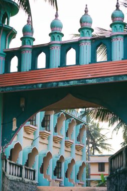 Varkala Odayam Beach, Kerala, Hindistan Müslüman Camii renk Odayam Juma Mescidi mavi ve mercan