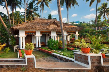 Varkala, Hindistan - 09 Şubat 2016: büyük lüks bungalov ile sütun beyaz dış giriş tropikal resort, palmiye ağacı Sokağı, Hindistan idylic yer