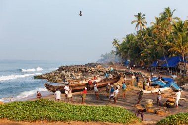 Arka üzerinde birçok balıkçı ile balık ağı. Odayam beach, Varkala, Hindistan