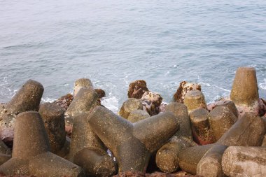 Thangassery deniz feneri cliff palmiye ağaçları ve büyük deniz dalgaları Kollam sahilde çevrili. Kerala, Hindistan