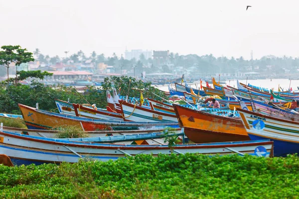 Typic street of Kollam pier marine close to Fishing boats on the beach of Kollam, India — Stock Photo, Image