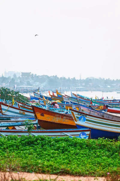 Typische straße von kollam pier marine in der nähe von fischerbooten am strand von kollam, indien — Stockfoto