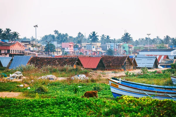 Typische straße von kollam pier marine in der nähe von fischerbooten am strand von kollam, indien — Stockfoto