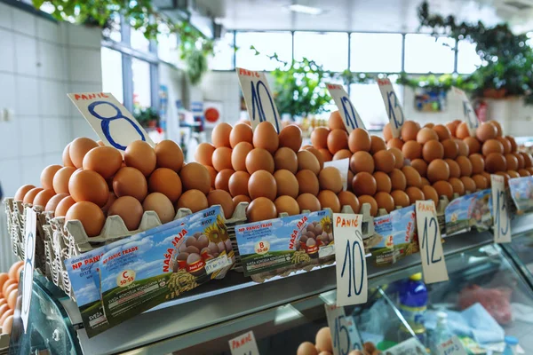 Friss tojás: a szerb Ajda Venac farmer's market. — Stock Fotó