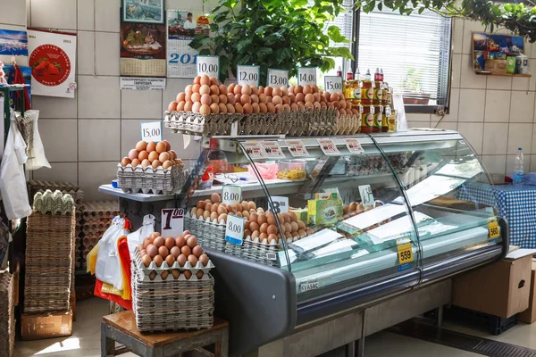 Verse eieren op de Servische Zeleni Venac boerenmarkt. — Stockfoto