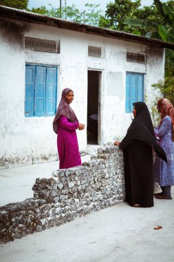Müslüman kadınlar ada küçük köy sokakta konuşuyor