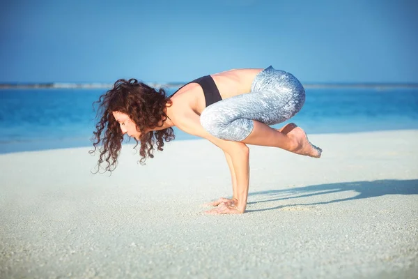 Letní cvičení jógy na prohlídku krásné zlaté pláže Maledivy jógy, Bakasana Vrána jeřáb pozice — Stock fotografie