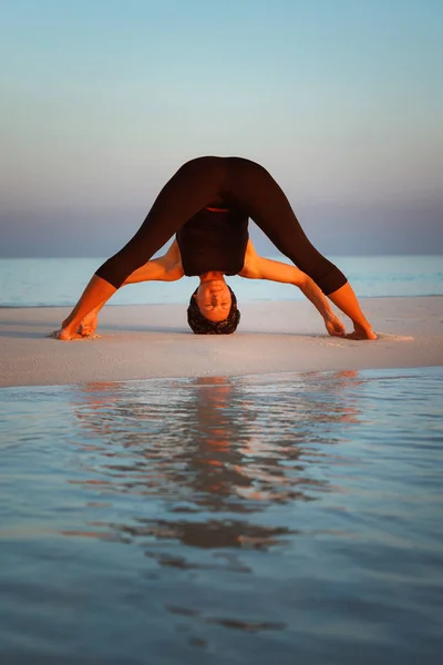 Летняя йога-сессия на прекрасном золотом пляже Широконогого форварда - Прасарита Падоттанасана I — стоковое фото