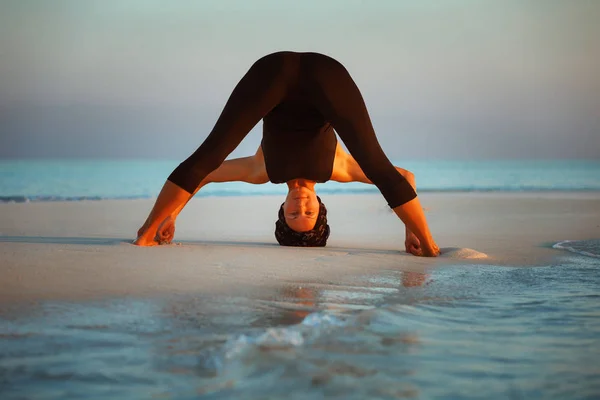 Séance de yoga d'été sur une belle plage dorée de virage avant à larges pattes - Prasarita Padottanasana I — Photo