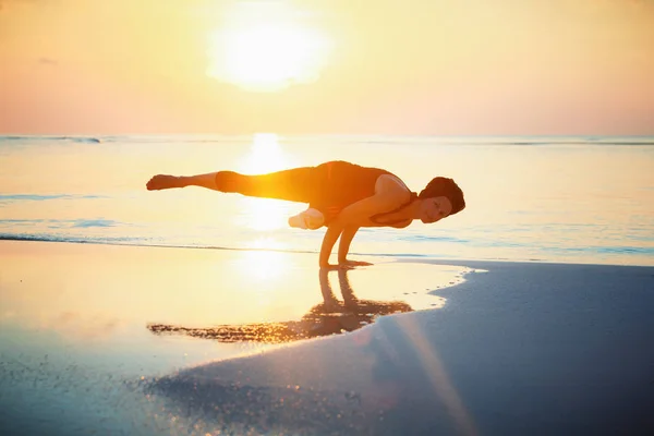 Letnich sesji jogi na pięknej złotej plaży z Eka Pada Koundinyasana I lub stanowić poświęcony Sage Koundinya — Zdjęcie stockowe