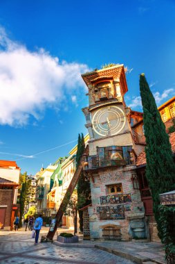 Merkezi Saat Kulesi ve kukla şehir tiyatroda Gabriadze Tiflis, Gürcistan.