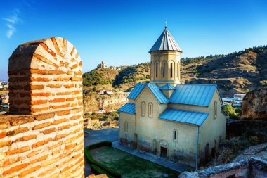 Kilise ve çan antik kale Narikala, eski Tiflis, Gürcistan topraklarında