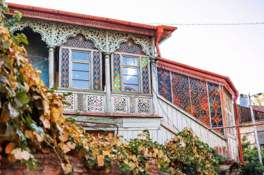 Tiflis, Gürcistan'ın eski şehir ahşap balkon ile eski bir ev dış.