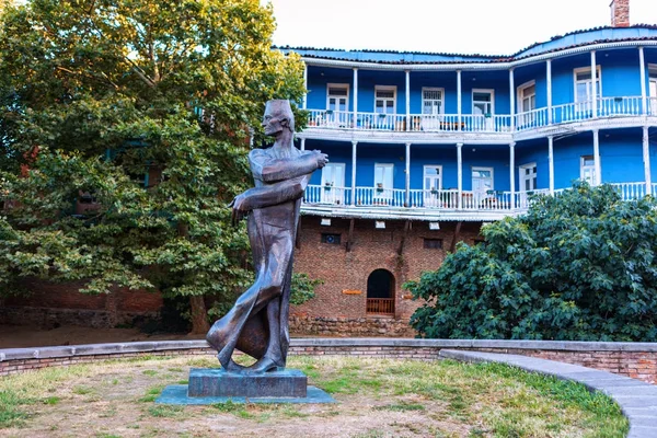 Mur twierdzy w old Tbilisi i stary dwór, zdobią rzeźbione balkony w dzielnicy Konka, Georgia — Zdjęcie stockowe