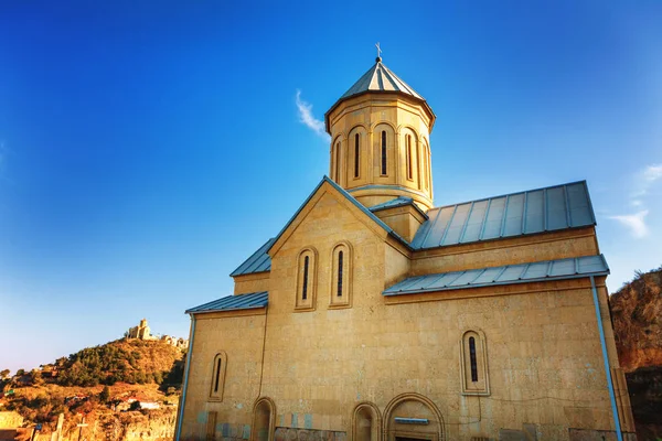 Chiesa e campane sul territorio dell'antica fortezza Narikala, vecchia Tbilisi, Georgia — Foto Stock