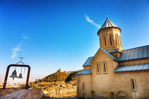 Chiesa e campane sul territorio dell'antica fortezza Narikala, vecchia Tbilisi, Georgia — Foto Stock