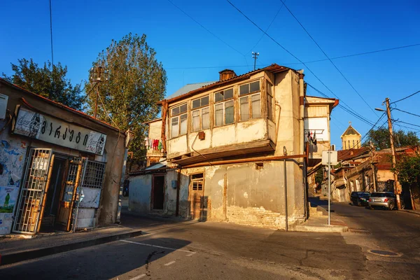 Exterior of an old house with wood balcony in the old town of Tbilisi, Georgia. — Stock Photo, Image