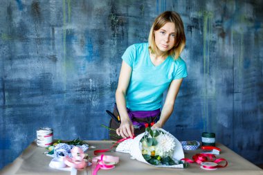 Büyüleyici neşeli kadın Dükkanı okaliptüs poplaraceous kavak ve Kasımpatı tek başlı Anastasia beyaz buket Yapım Yardımcısı