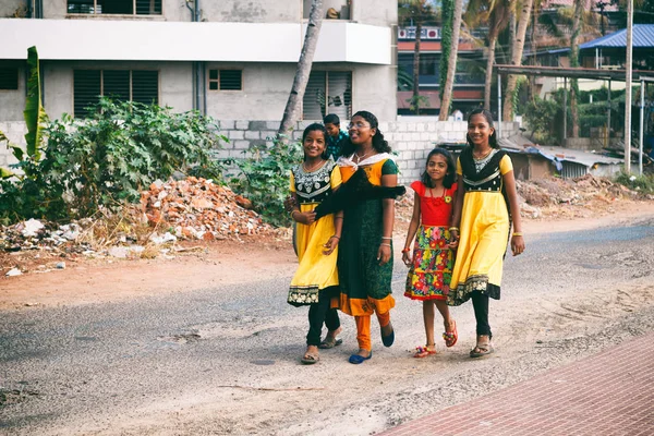 Chemin de la maison - petites filles indiennes marchent de l'école . — Photo