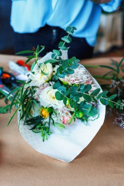 Büyüleyici neşeli kadın Dükkanı okaliptüs poplaraceous kavak ve Kasımpatı tek başlı Anastasia beyaz buket Yapım Yardımcısı