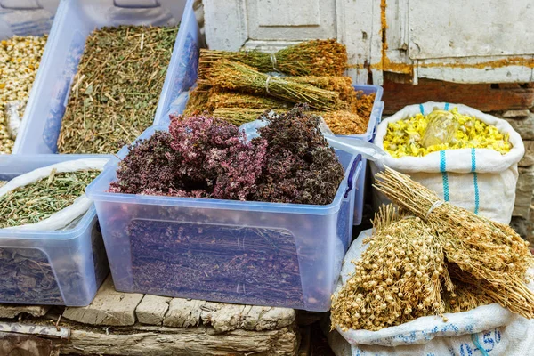 Sacos de chá de ervas secas para venda no mercado local da cidade. Lahic. Azerbaijão — Fotografia de Stock