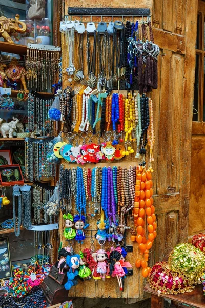 Souveniers azeris tradicionais chapéus e roupas de malha vendidos na rua Huseynov, vista sobre paralelepípedos, a principal rua da aldeia montanhosa Lahic do Azerbaijão — Fotografia de Stock