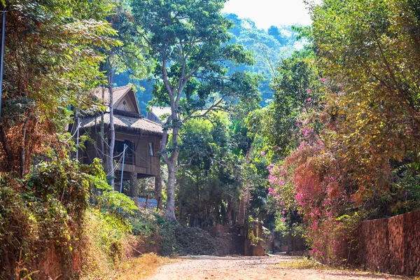 Bella strada verde passerella per il punto di vista da Kep National Park, Cambogia. Villaggio cambogiano, tipico edificio rurale — Foto Stock