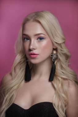 Güzel sarışın kadın ile uzun, sağlıklı, kıvırcık ve parlak saçlar. Gevşek saç modeli