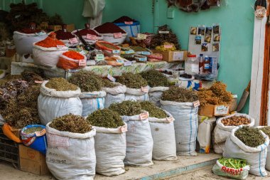 Şehir yerel pazarda Satılık kurutulmuş bitki çayı torba. Lahic. Azerbaycan