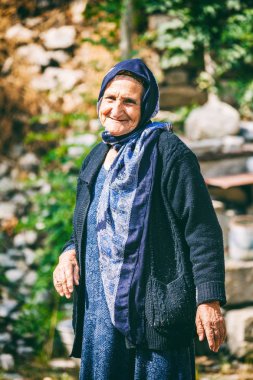 En eski ve Lahich, Lahic Dağı'nda yer alan binada yaşayan yaşlı kadın portresi