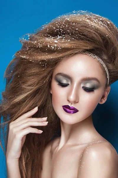 Mulher de beleza de inverno com estilo de cabelo de neve e maquiagem — Fotografia de Stock