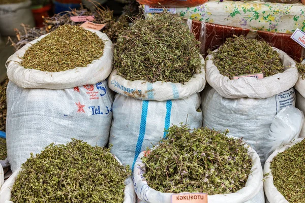 Sacos de chá de ervas secas para venda no mercado local da cidade. Lahic. Azerbaijão — Fotografia de Stock