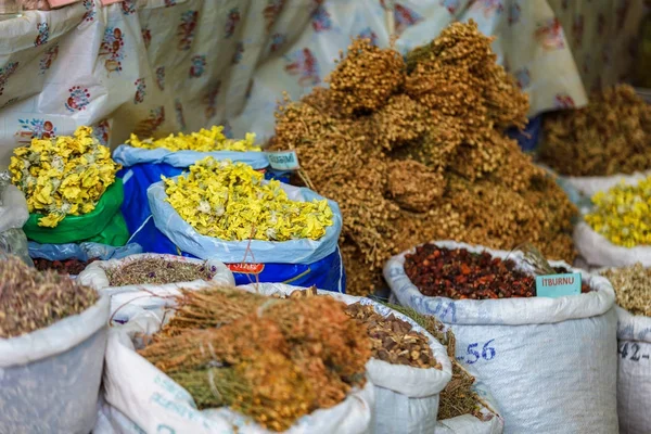 Sacos de chá de ervas secas para venda no mercado local da cidade. Lahic. Azerbaijão — Fotografia de Stock