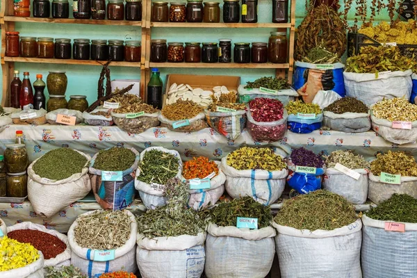 Sacos de chá de ervas secas para venda no mercado local da cidade. Lahic. Azerbaijão — Fotografia de Stock