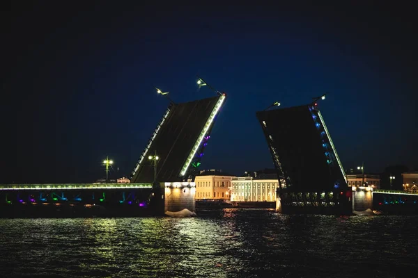 Symbole classique des nuits blanches de Saint-Pétersbourg - une vue romantique sur le pont du Palais ouvert — Photo